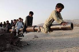 بازی کودکان افغان روی لوله تانک